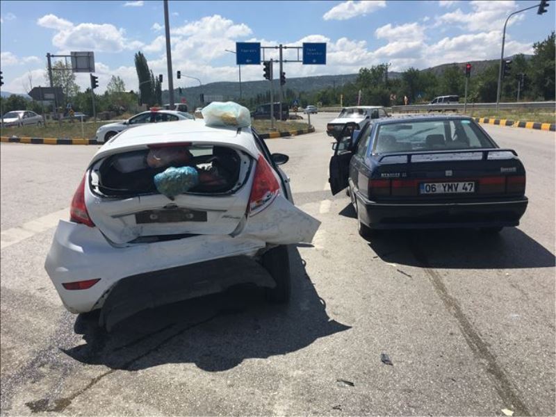 Kırmızı ışıkta iki otomobil çarpıştı: 1 yaralı