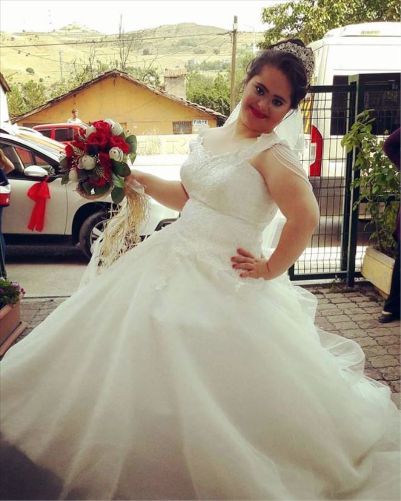 Down sendromlu kız için ailesi temsili düğün yaptı