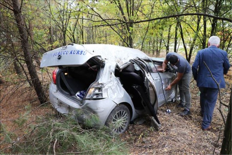 Sürücü eğitmeni otomobil ile takla atarak ormanlık alana uçtu