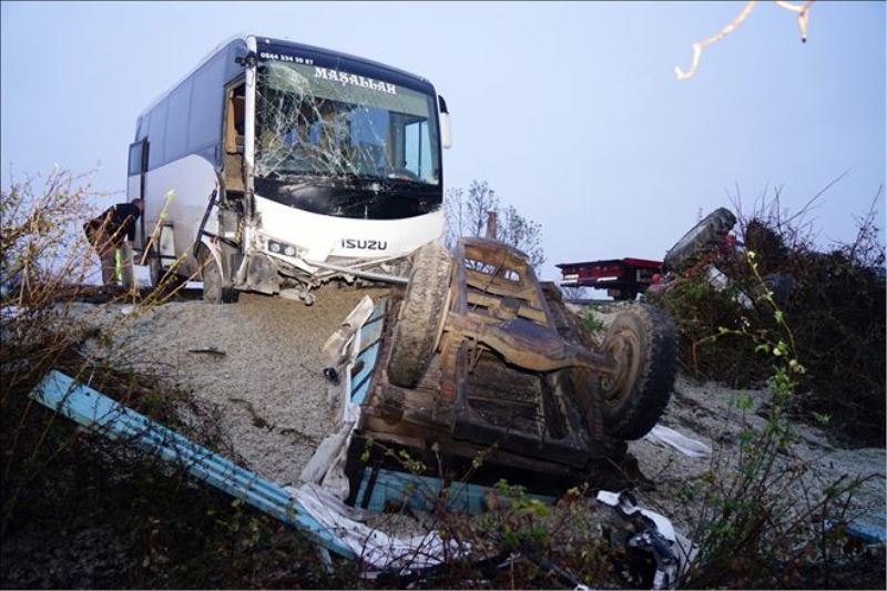 İşçileri taşıyan otobüs ile küspe yüklü traktör çarpıştı: 12 Yaralı