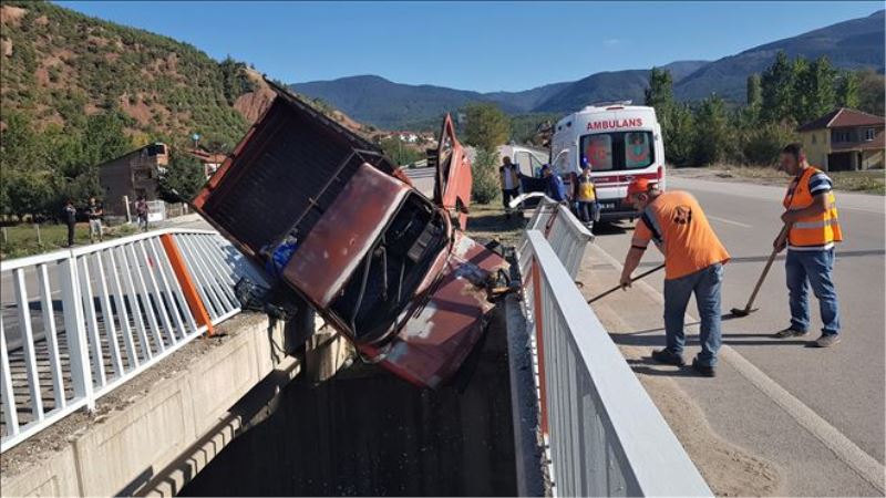 İki köprü arasında kalan kamyonet çaya düşmekten kurtuldu