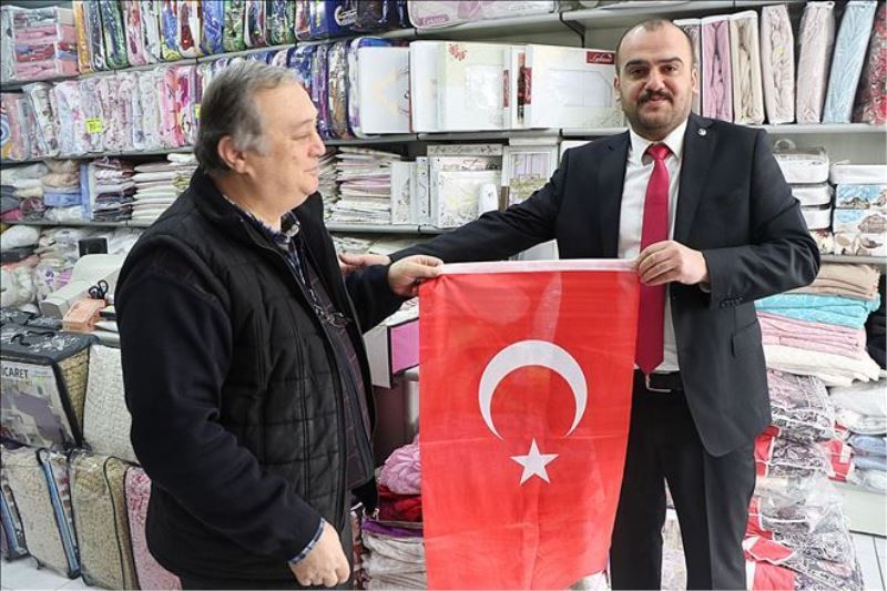 Kıraç, esnafa Türk bayrağı dağıtıldı