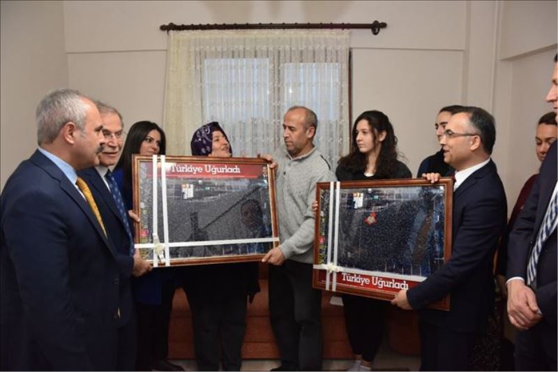  Bakan Sarıeroğlu, gaziyi ve şehit ailesini ziyaret etti
