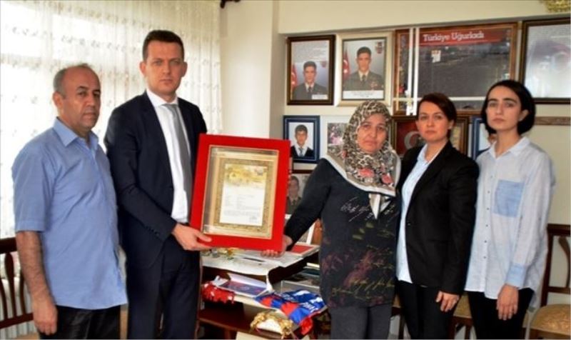 Şehit Ömer Bilal Akpınar´ın şehadet belgesi ailesine teslim edildi