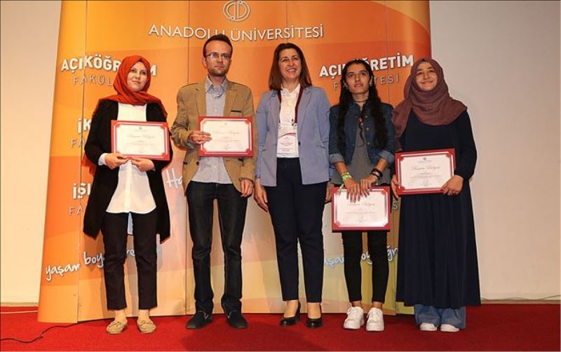 Anadolu Üniversitesi Açıköğretim Fakültesi´nde başarılı öğrenciler belgelendirildi