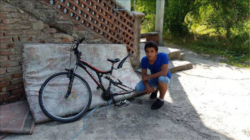 Evinin önündeki bisikleti değil, lastiğini çaldılar