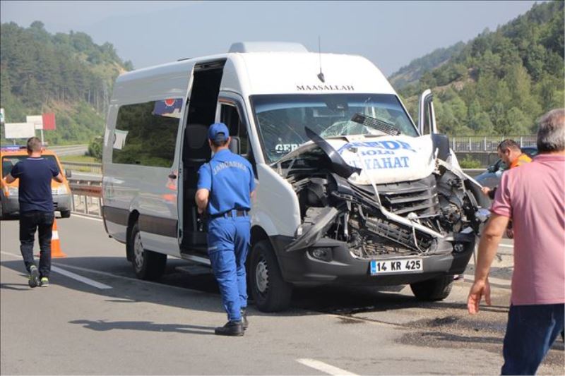 Memurları taşıyan minibüs, iş makinesine çarptı: 10 yaralı