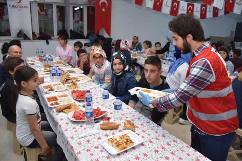 Türk Kızılayı, çocuklarla birlikte iftar yaptı
