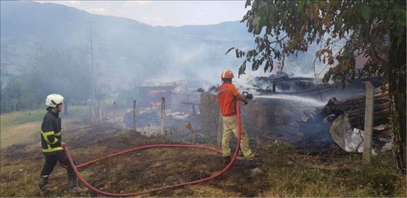 Köy yangınına yangın helikopteri müdahale etti