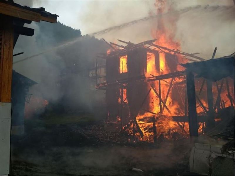 Bolu´da çıkan yangın 2 ev ve 1 odunluğu kül etti