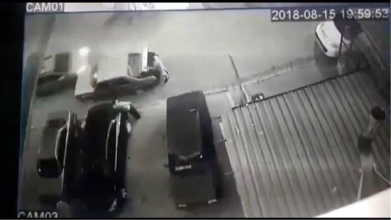 Otomobilin bagajını düzenlerken ölümden döndü