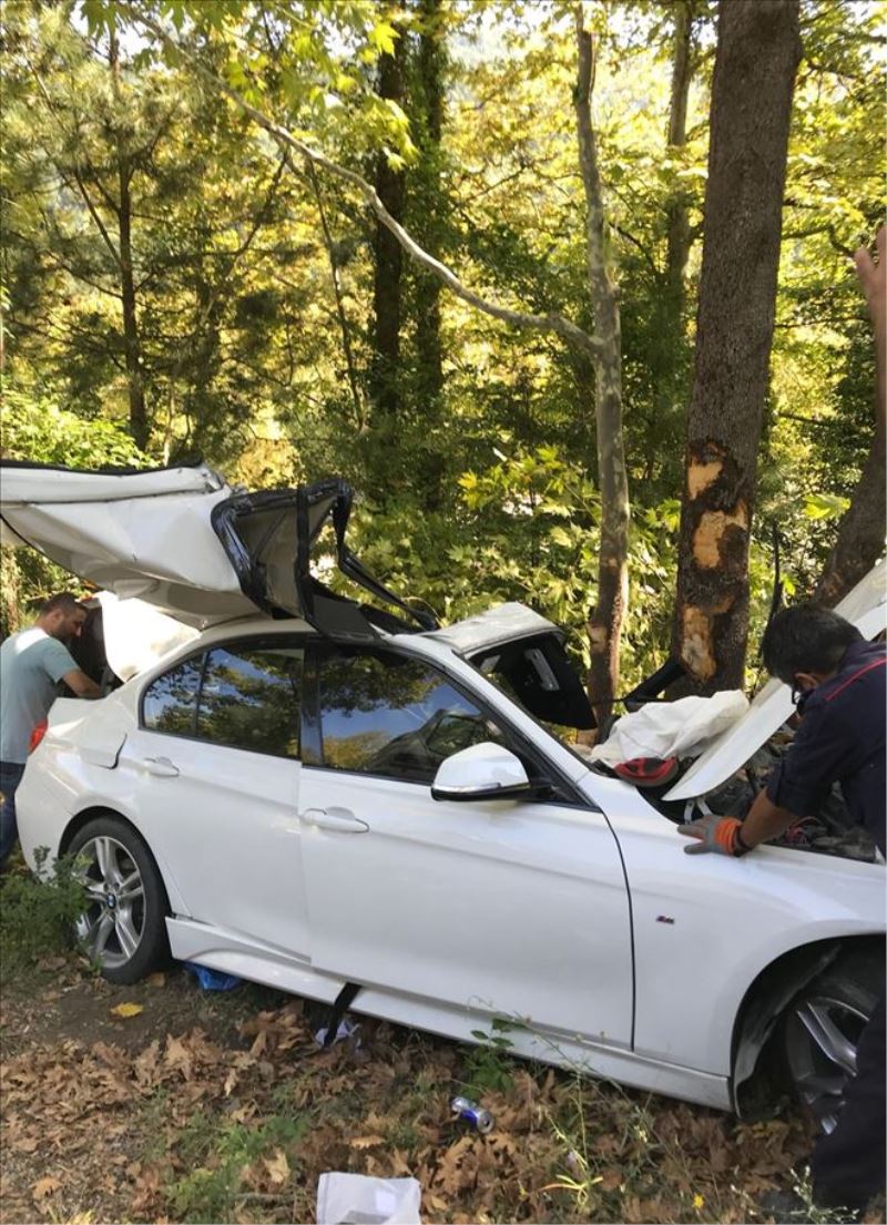 Sağlık çalışanlarının bulunduğu otomobil ağaca çarptı: 1´i ağır 4 yaralı