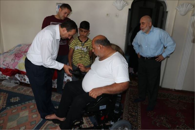 Şarapnel parçası sonrası felç kalan Iraklı adama akülü sandalye