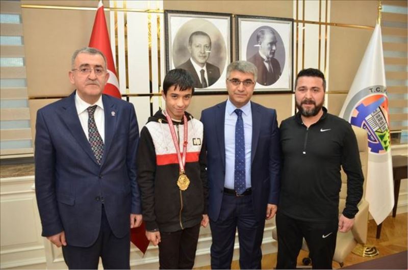 Vali Gürel, Türkiye Şampiyonu Said Emir Altıntırmık´ı ödüllendirdi
