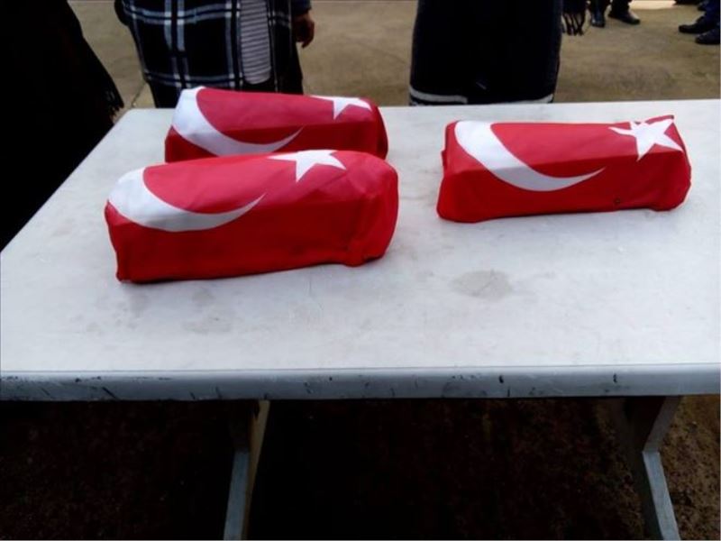 Bir gün yaşayabilen üçüzler Türk Bayraklı tabuta konuldu