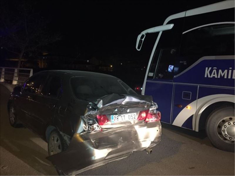 Otobüs ışıklarda bekleyen araca çarptı, 3 kişi yaralandı
