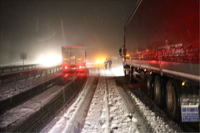 1.5 saat süren kar esareti sonrası yol trafiğe açıldı