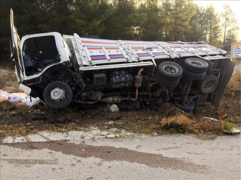 Yoldan çıkan kamyon devrildi: 2 yaralı