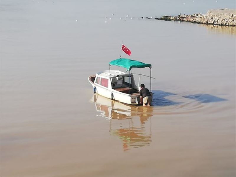 Zonguldak´da 10 balıkçı teknesi çayda mahsur kaldı
