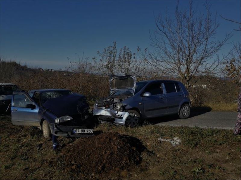 Köy yolunda iki araç kafa kafaya çarpıştı: 4 yaralı