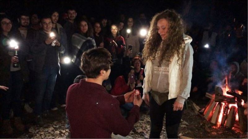 Kamp ateşinde sürpriz evlilik teklifi