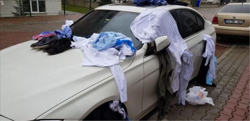 Ev gelmeyen eşinin eşyalarını arabasının üzerine boşalttı