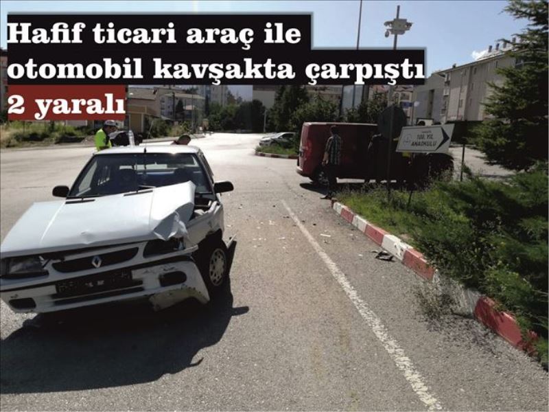 Hafif ticari araç ile otomobil kavşakta çarpıştı: 2 yaralı