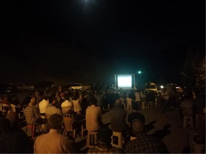 Köy meydanında yazlık sinema keyfi
