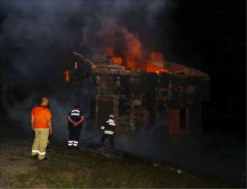 Çatı tadilatı sırasında çıkan yangında üç ev yandı