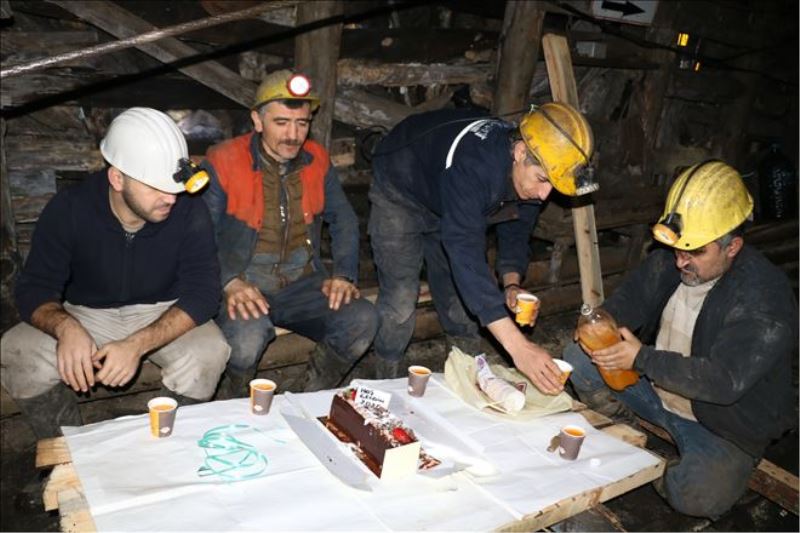 Madenciler yerin 300 metre altında yeni yılı kutladı