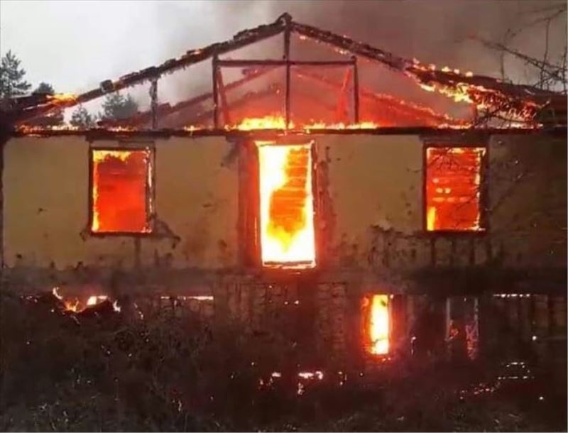 İki katlı ev yangında kül oldu