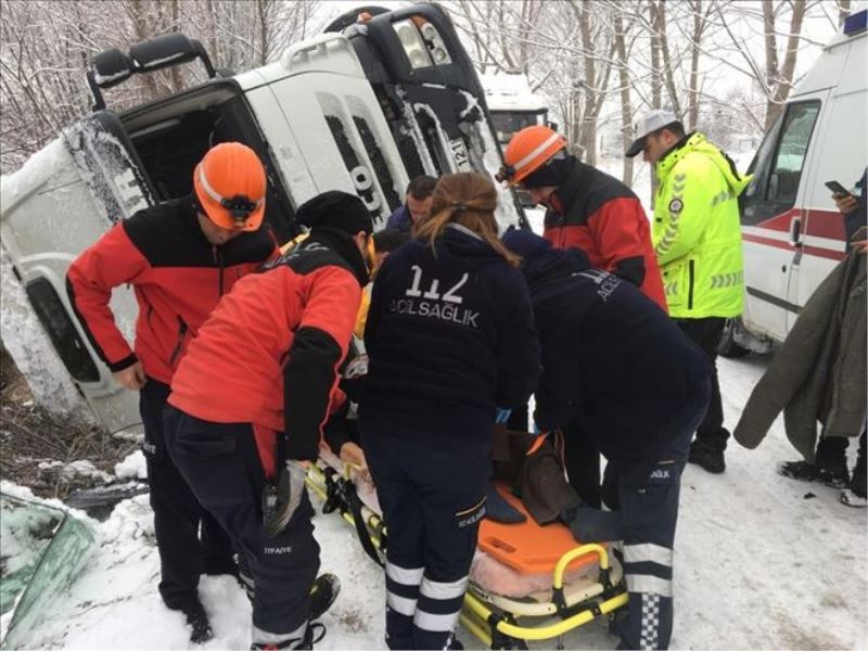 Bolu´da, buzlanma nedeniyle devrilen kamyonun sürücüsü yaralandı