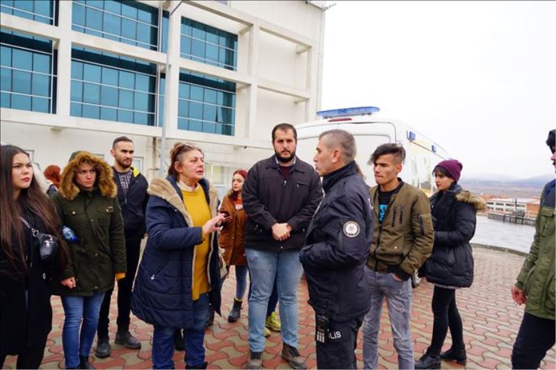 Üniversitede köpeklerin toplatılacağını duyan öğrenciler rektörlük binasını sardı