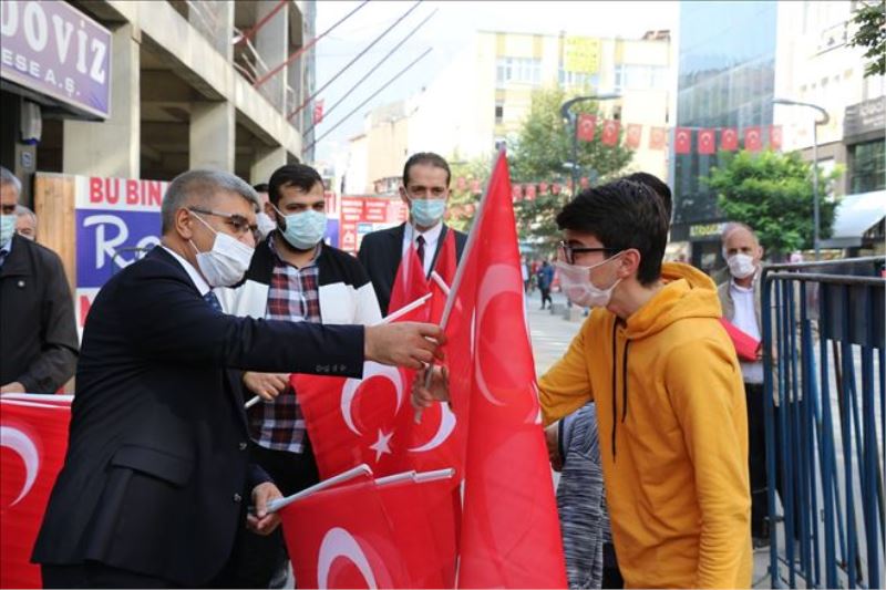 Vali cadde boyu gezerek esnafa ve vatandaşa Türk bayrağı dağıttı