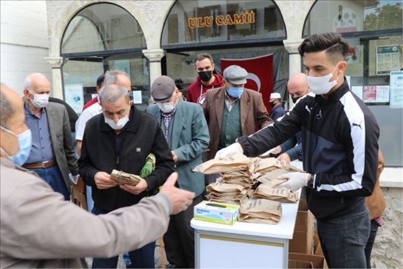Safranbolu Belediyesi Her Hafta Cuma Günleri Farklı Bir Camide Simit İkramı Ve Maske Dağıtımı Yapıyor