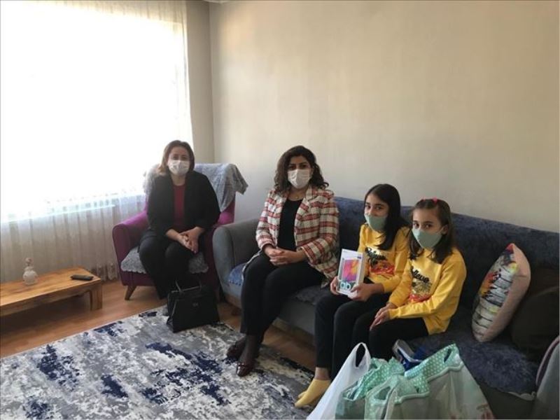 Vali Gürel´in eşi, öğrencileri evlerinde ziyaret ederek tablet hediye ediyor