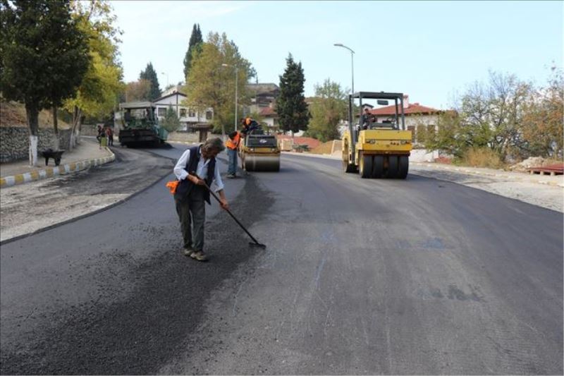Safranbolu´da Tarihi Çarşı bölgesine sıcak asfalt seriliyor