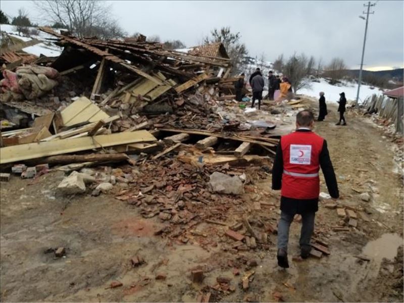 Kastamonu´da evi yıkılan aileye AFAD ve Türk Kızılayından yardım