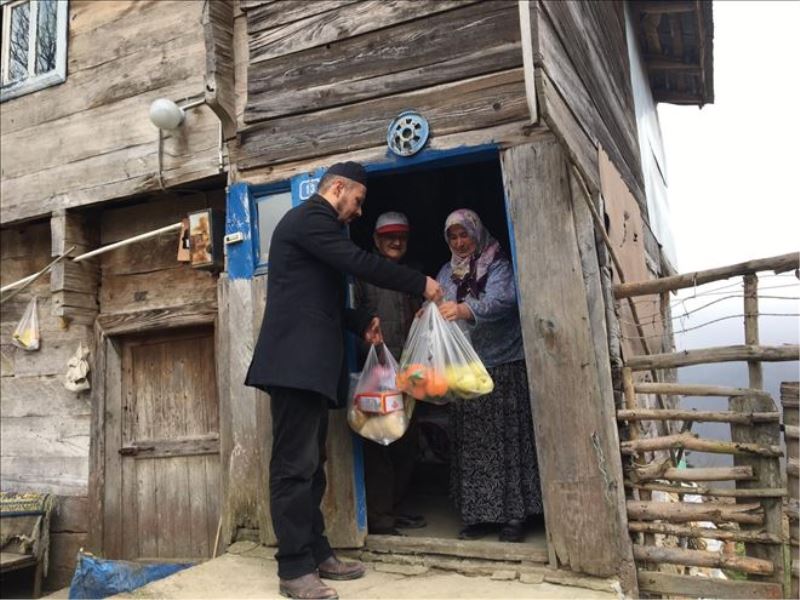 Köydeki yaşlıların ihtiyaçları muhtar ve imamlar tarafından karşılanıyor