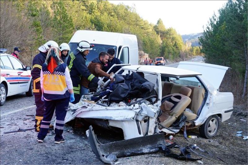 Kastamonu´da ticari minibüsle otomobil çarpıştı: 1 ölü, 6 yaralı