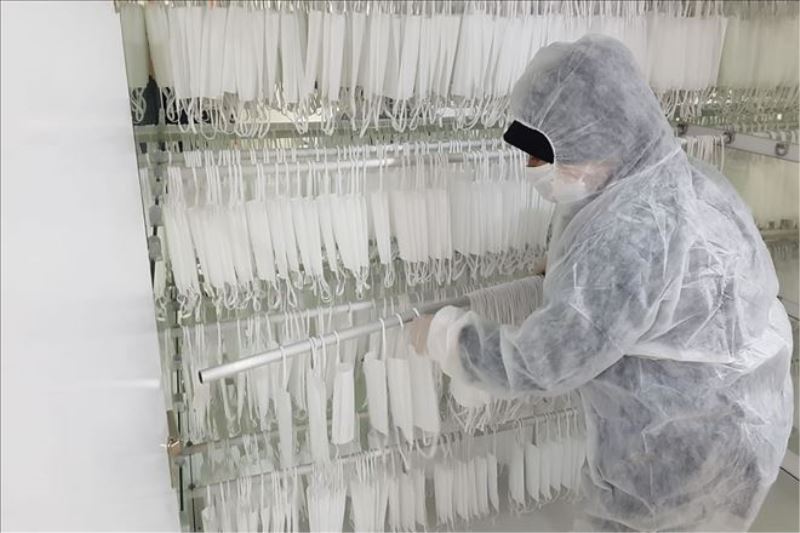Karabük Belediyesi ürettiği 350 bin maskeyi iyonize buhar makinesi ve dezenfektan buharı ile de temizleyerek dağıtıyor