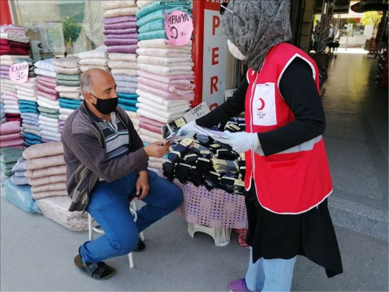 Türk Kızılay Karabük Şubesi 2 bin adet maske ve dezenfektan dağıttı