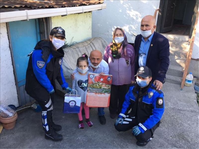 Polisler kapı kapı dolaşıp çocuklara kitap dağıttı