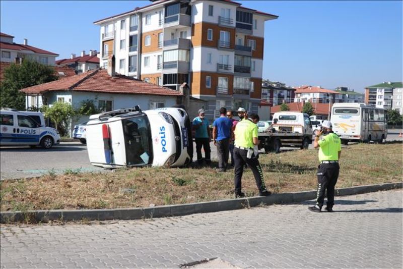 Bolu´da minibüs ile çarpışan polis aracı devrildi: 3 yaralı