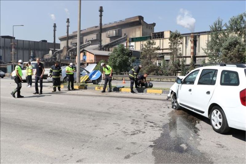 İki otomobilin çarpıştığı kazada LPG tankı yola fırladı
