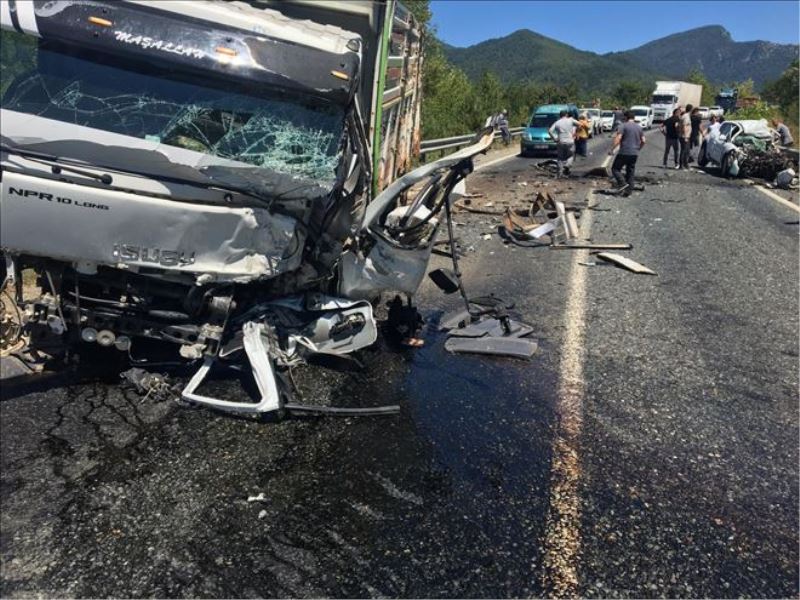 Karabük´te otomobille kamyon çarpıştı: 2 ölü, 3 yaralı