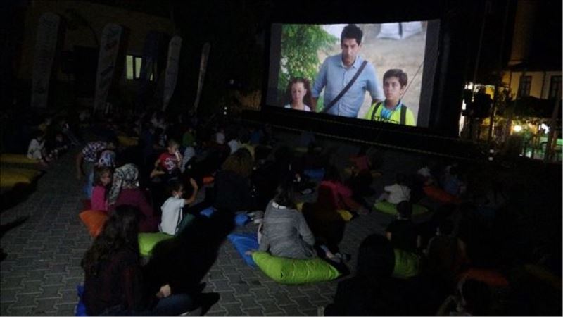  Köyde yaşayan çocuklar sinema keyfini açık havada yaşadı