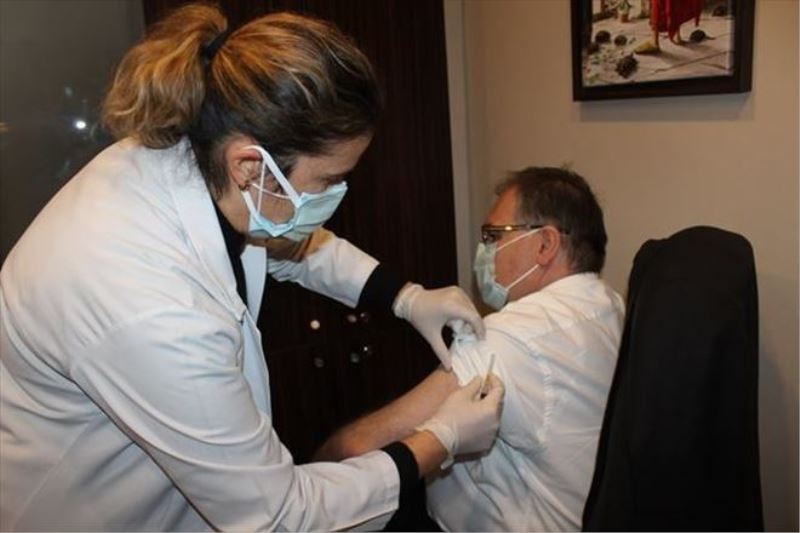 Kaymakam Türköz, Safranbolu İçe Sağlık Müdürlüğünde Koronavirüs Aşısını Oldu