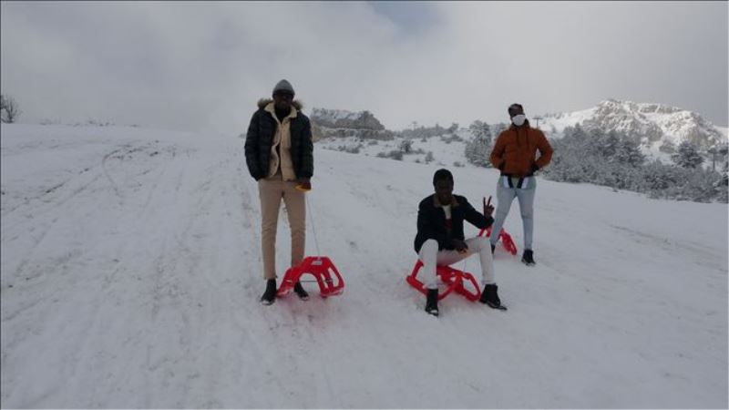 İlk defa kayak merkezine giden Afrikalı öğrenciler karın keyfini doyasıya yaşadı