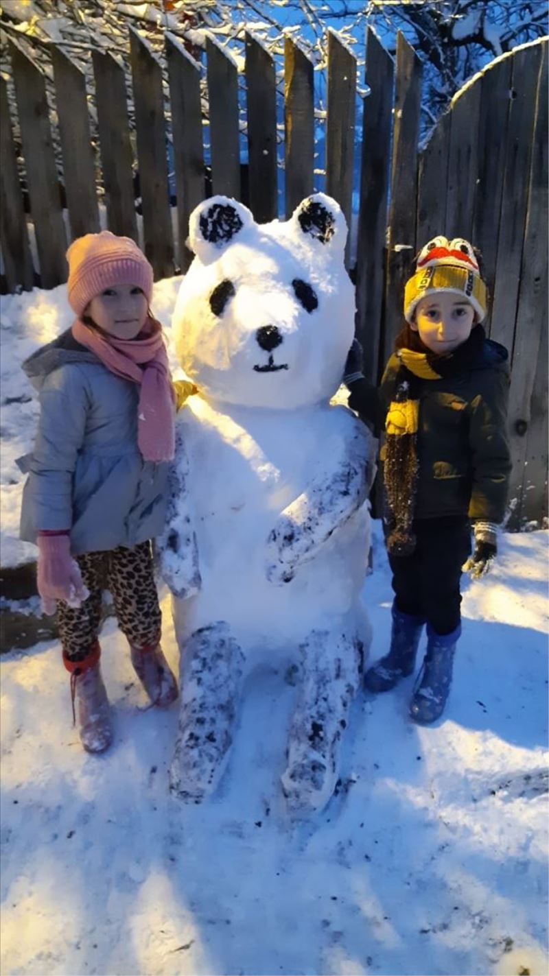 Çocukları için kardan yaptığı eserler büyük ilgi görüyor